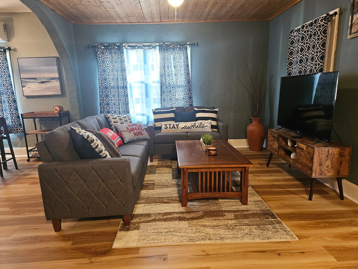 Top performing Airbnb: Lake View Retreat in Downtown Clermont w/ Big Yard in Clermont
