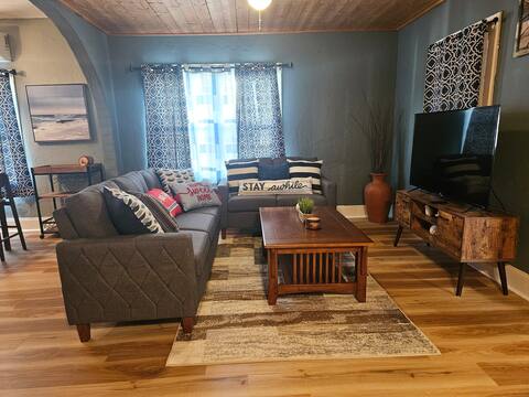 Top performing Airbnb: Lake View Retreat in Downtown Clermont w/ Big Yard in Clermont