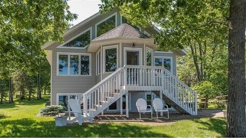 Lakeside Luxury on Round Lake