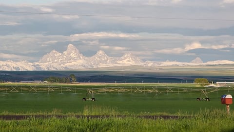 Near Yellowstone, Tetons, & Sand Dunes! Game Room!