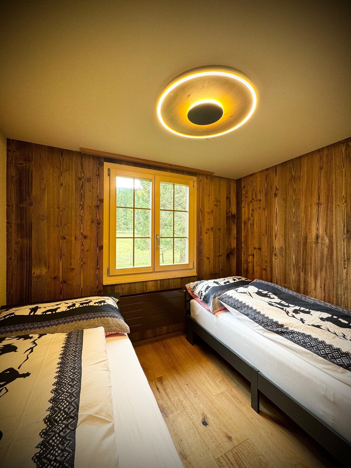 Ოთახი 2 ზემოთ ორი ერთადგილიანი საწოლით