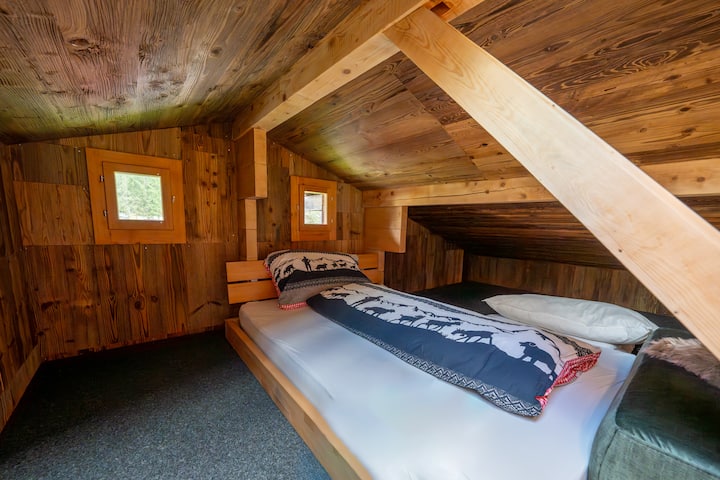 Manželská posteľ na podlahe galérie (otvorená, bez dverí) ako prístelka pre 1 až 2 osoby