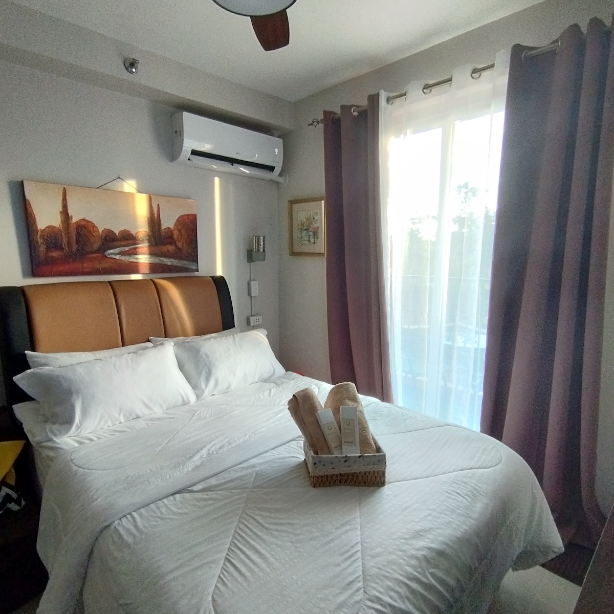 עם מגבות ומוצרי טיפוח 