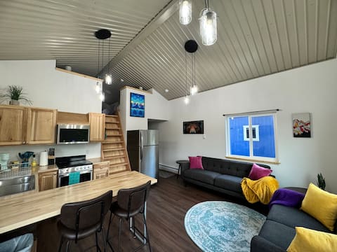 Popular Airbnb listing: Atigun's MountainTop Cabin in Bear Creek