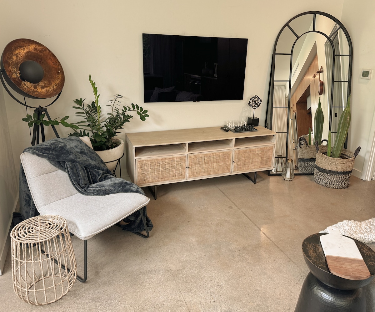 The Austin Oasis - Modern, Spacious & Very Central