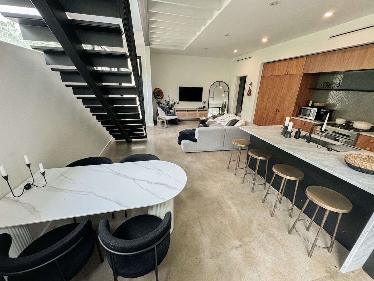 The Austin Oasis - Modern, Spacious & Very Central