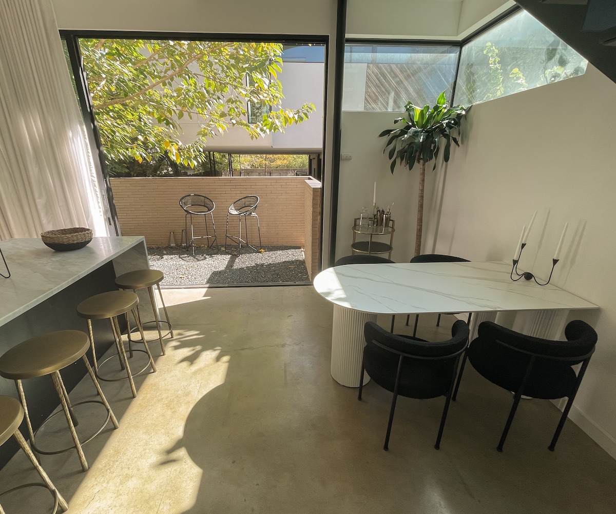 The Austin Oasis - Modern, Spacious & Very Central