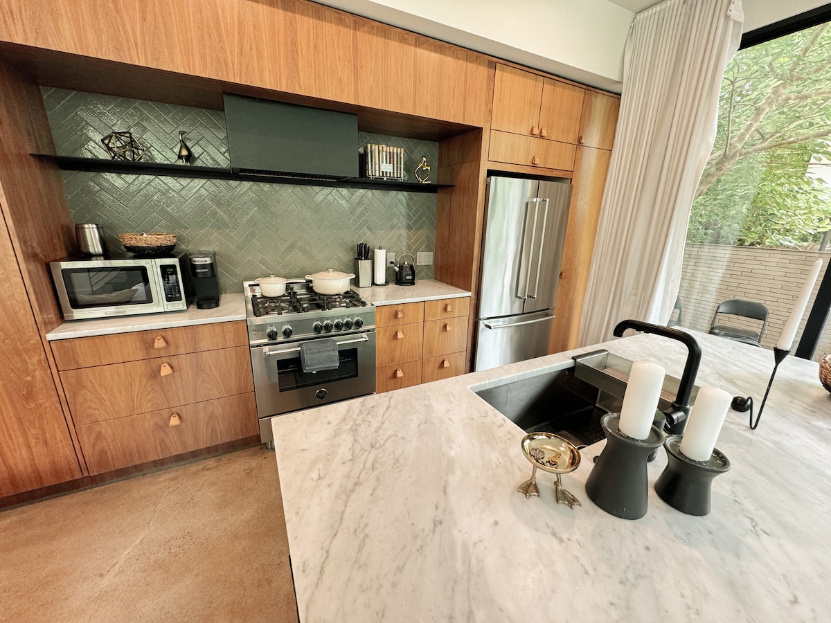 The Austin Oasis - Modern, Spacious & Very Central