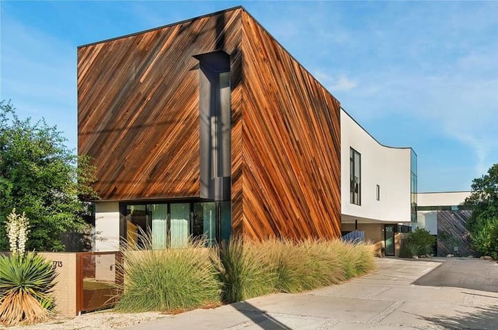 The Austin Oasis – Modern, Spacious & Very Central