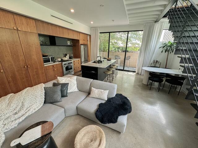 The Austin Oasis – Modern, Spacious & Very Central gallery image 4