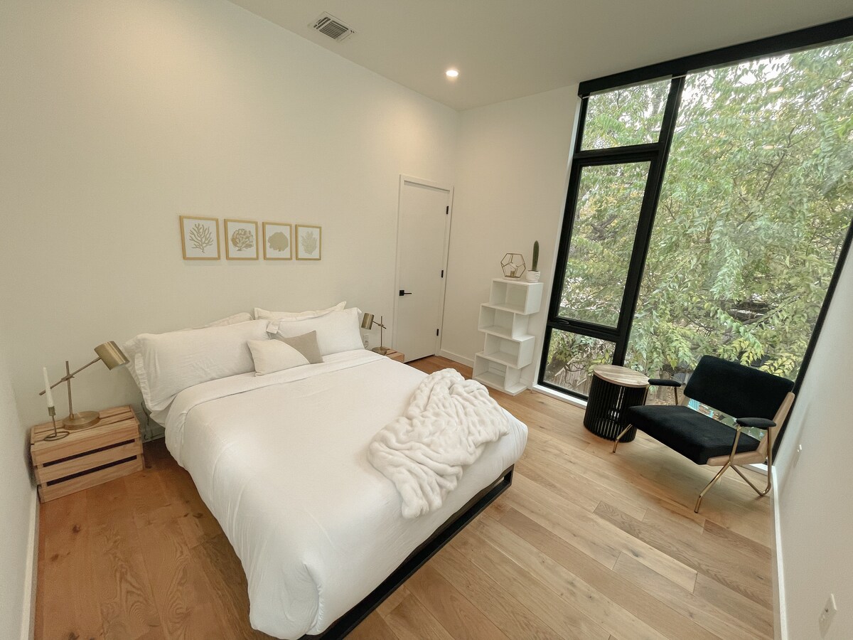 The Austin Oasis - Modern, Spacious & Very Central