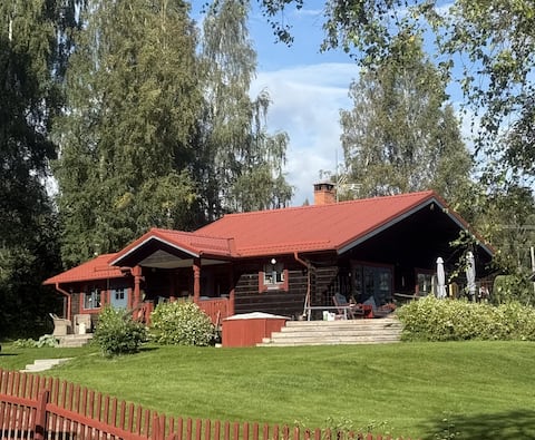 Large cosy log cabin with hot tub, Siljansnäs