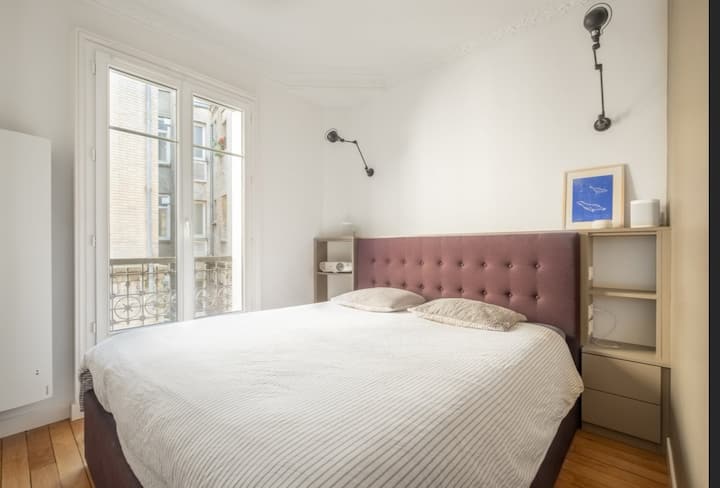 Ძალიან მშვიდი ოთახი. დილით მზიანი. Ძალიან კომფორტული საწოლი ხარისხიანი დასასვენებელი მატრასით უკანა მხარეს. Ლამაზი ჩამოსხმა. განათების ინტენსივობისა და ფერების შეცვლის შესაძლებლობა. Თაროები და სათავსოები, ასევე, ტუმბოები თითოეული მხრიდან. 