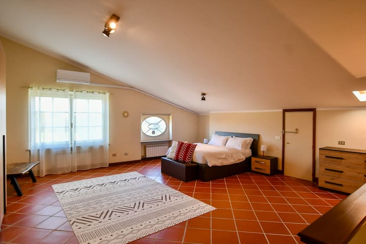 Large and romantic bedroom on the second floor with a comfortable double bed with a topper and four pillows, air conditioning 