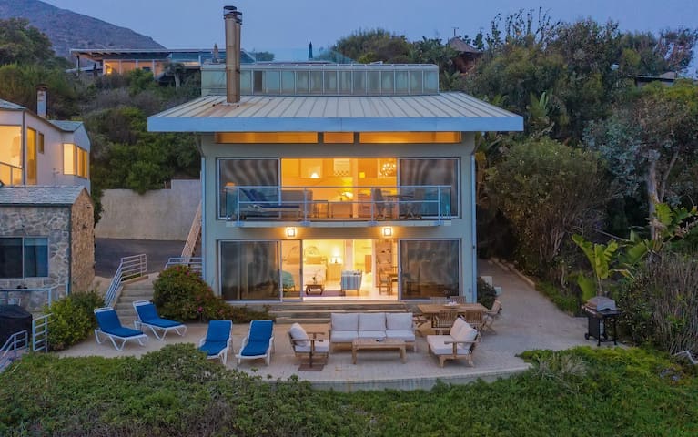 Amazing ocean front house on beach (6 guests MAX!)