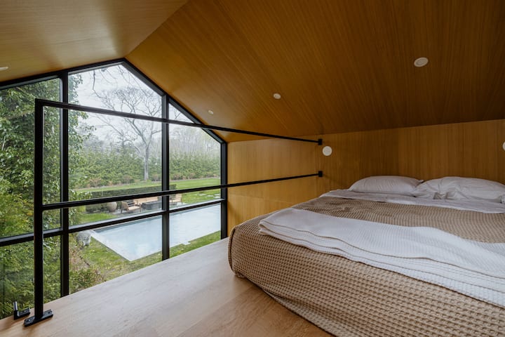 Bedroom 4 is located in the pool house:
- Pool house has air conditioning, heating & WiFi
- Access to bed is via vertical ladder (use at own risk, children to be supervised at all times)
- WC is located inside the house
- No blinds to windows