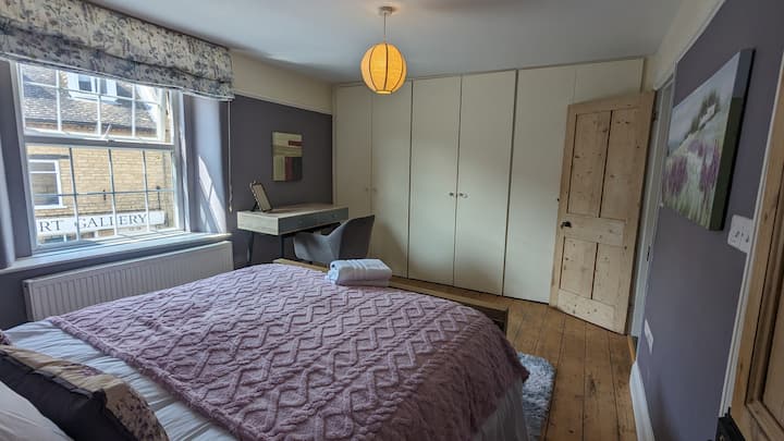 主卧室右侧有独立卫生间