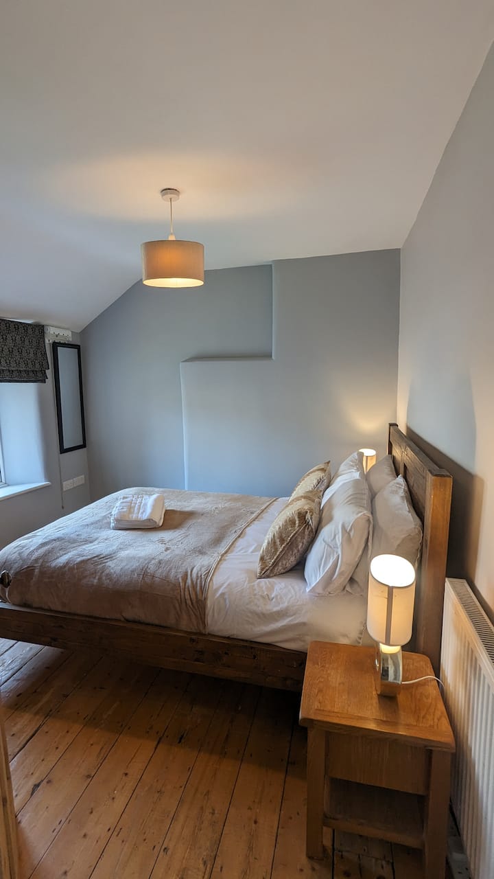 双人床，可欣赏繁华小镇的美景，但位于二楼，很安静