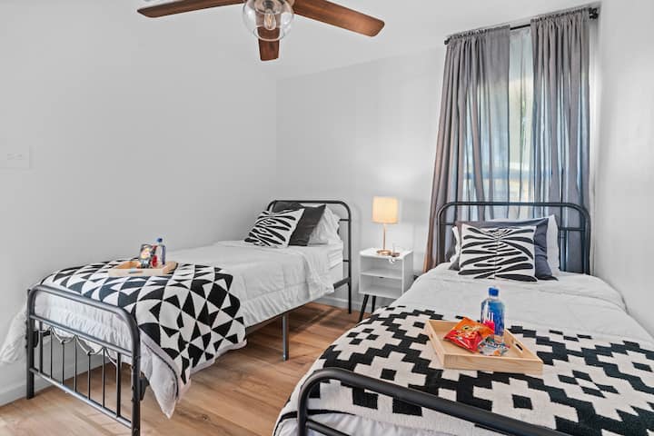 Krevati ynë i rehatshëm dopio ofron një gjumë të qetë me një dyshek të rehatshëm, jastëkë të butë dhe një komodinë luksoze. E përkryer për t 'u çlodhur pas një dite eksplorimi, ky krevat premton një pushim të rehatshëm dhe të qetë gjatë natës!