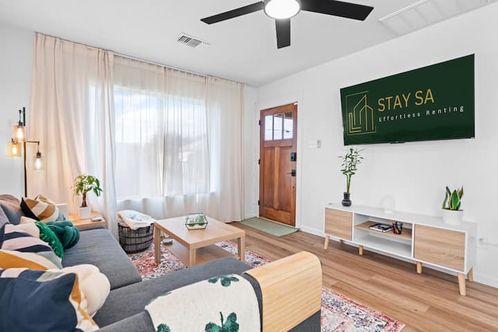 Dhoma jonë e rehatshme e ndenjjes është ideale për t 'u çlodhur! Relaksohu në divanin e rehatshëm, ndiq shfaqjet e tua të preferuara në televizorin inteligjent HD 55"ose shijo një natë loje me lojërat tona të tavolinës. Tavolina e kafesë është e përkryer për ushqime të lehta, pije dhe projekte enigmash.