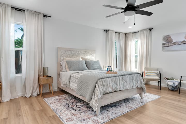 Dhoma jonë kryesore e gjumit ka një krevat dopio "queen" me çarçafë të butë dhe jastëkë të rehatshëm, të përsosur për një natë të qetë gjumi. Ambienti ftues e bën atë një pushim të qetë, ideal për t 'u çlodhur pas një dite të gjatë. Shijo rehatinë dhe çlodhjen më të mirë!