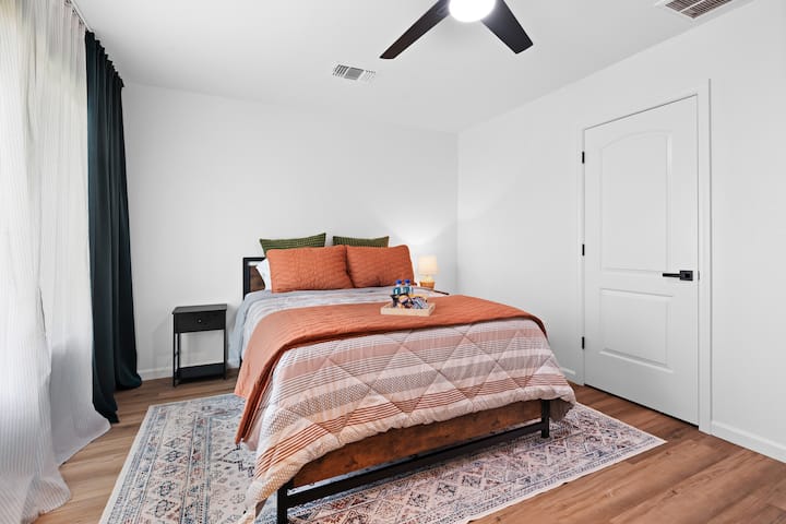 Krevati ynë i gjerë dopio "queen" ofron një gjumë të qetë me një dyshek të rehatshëm dhe shtroja të buta. Dhoma ka gjithashtu një dollap të përshtatshëm për sendet e tua, duke e bërë atë një pushim të përkryer për t 'u çlodhur dhe për t' u organizuar gjatë qëndrimit tënd!