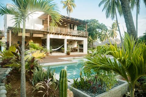 Casa Carrizo; stylish house in La Saladita Beach