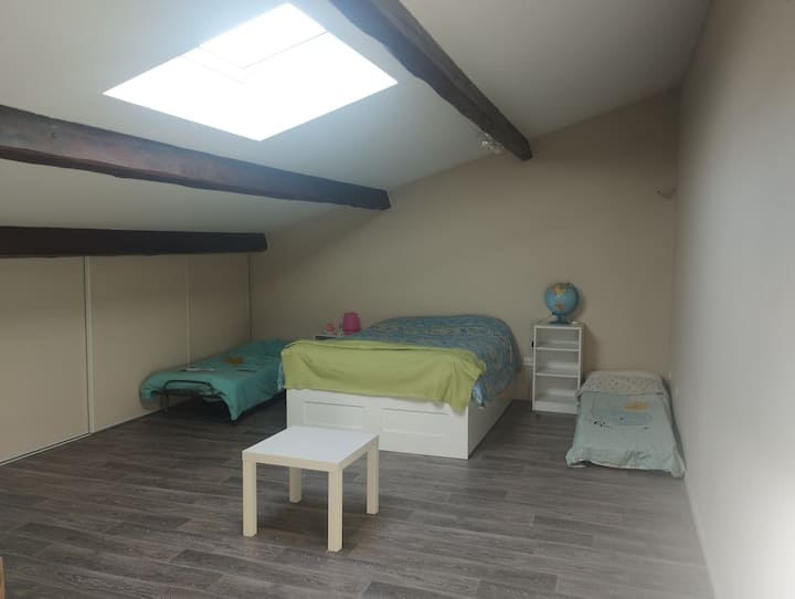 这是一间宿舍，配有一张双人床和两张婴儿床 

（提供2张90张床单和2张单人羽绒被套+ 1张140张床单和1张双人被套）