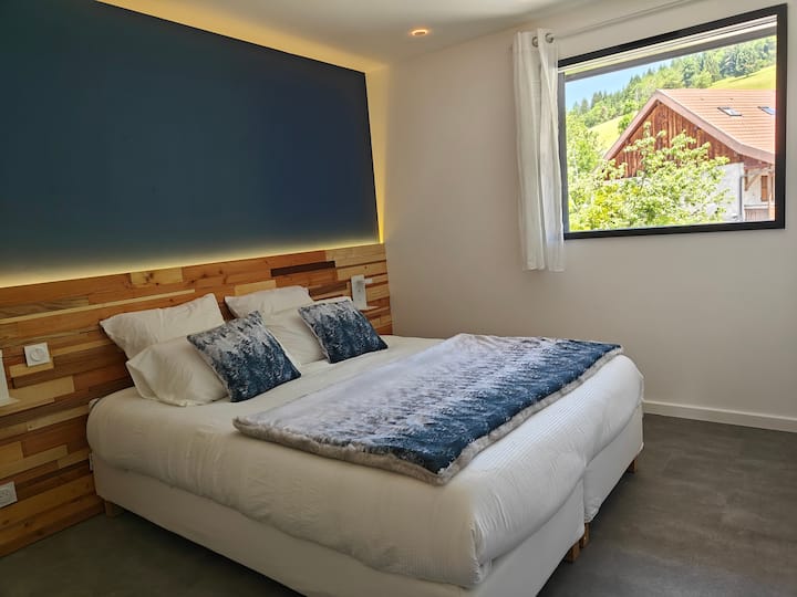 La chambre bleue, vue montagne, au premier étage. Elle dispose d'une salle de bain attenante et d'un wc séparé attenant. Le lit de 160 peut se diviser en 2 lits jumeaux