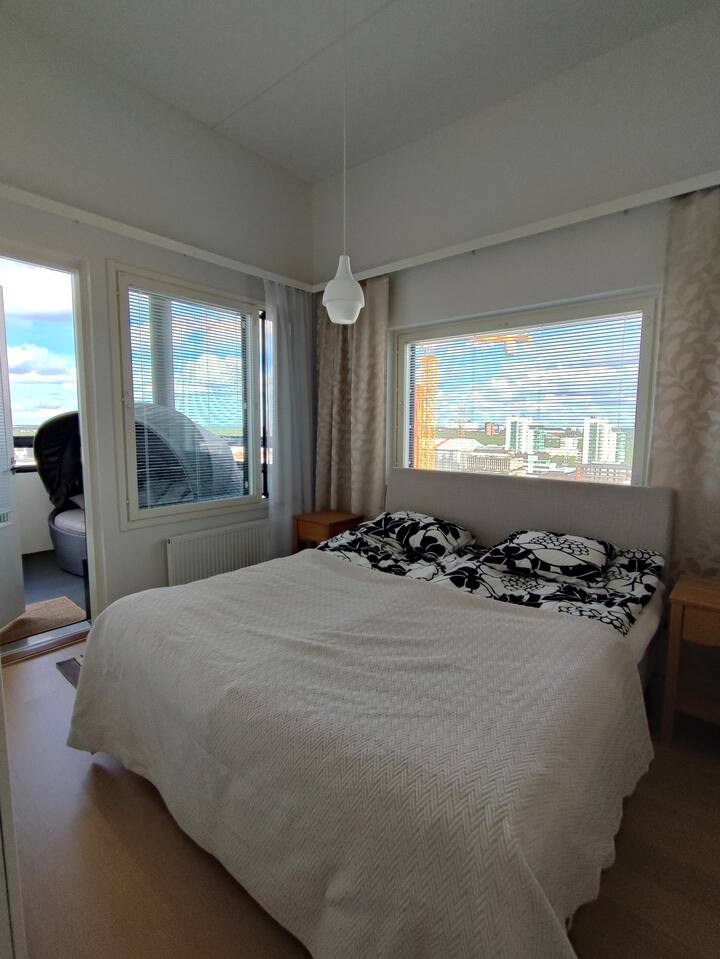 Во спалната соба има кревет Hästens Yankee од 180 см, доволно простор во плакарот и уште еден пристап до балконот. 