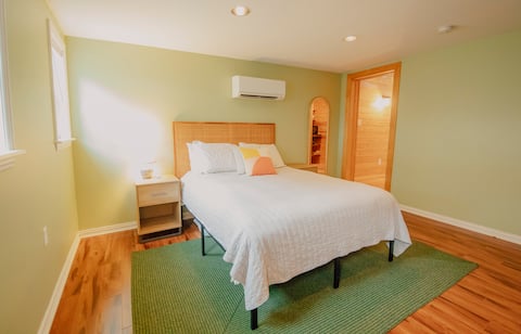 Successful Airbnb property: East Austin Cottage. Close to UT/Moody/Downtown. in Upper Boggy Creek