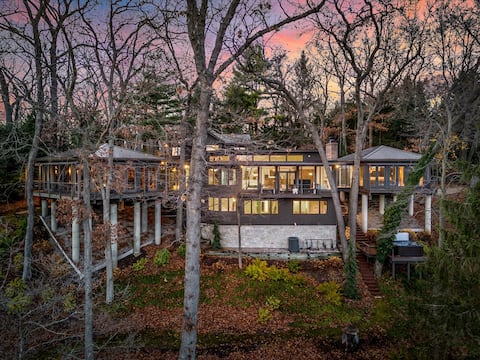 Luxury Riverside Home w/Boathouse & Scenic Views