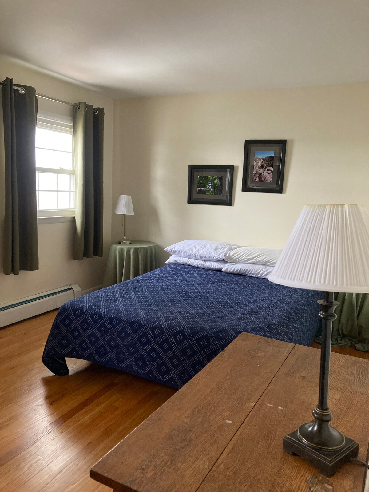 غرفة النوم رقم3. إطلالات على سرير كوين والبحيرة.