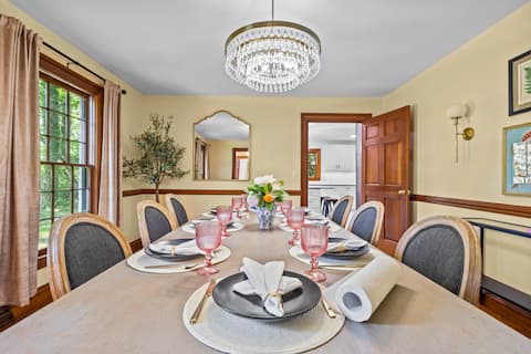 Upscale, Hot Tub, 3 King beds, Game Room, spacious