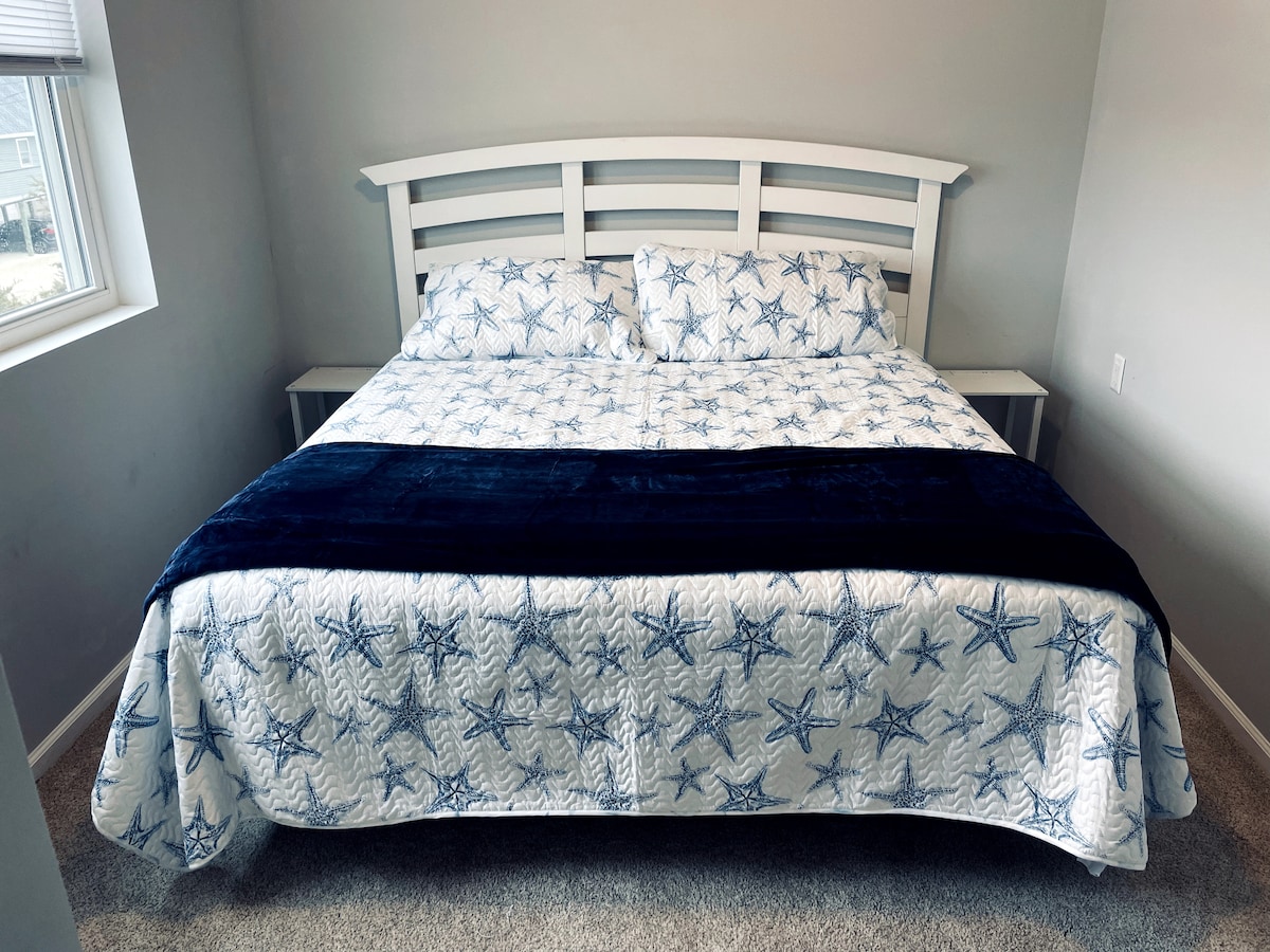 ห้องเตียงคิงไซส์พร้อมตู้เสื้อผ้าขนาดใหญ่ที่ชั้นบนสุด