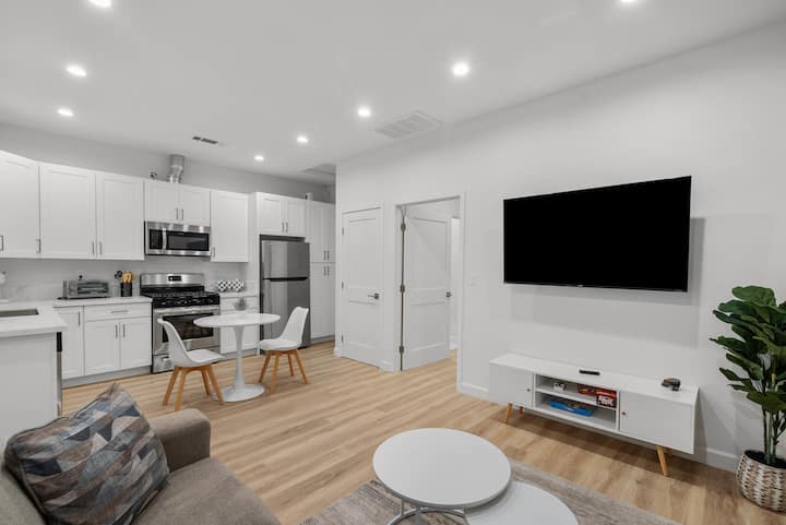 King Bed Near Universal Studios Private Patio 102 - Burbank, CA