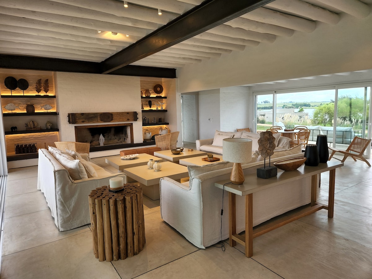 Top performing Airbnb: House with 5 bedrooms + pool in PuebloMio in La Barra