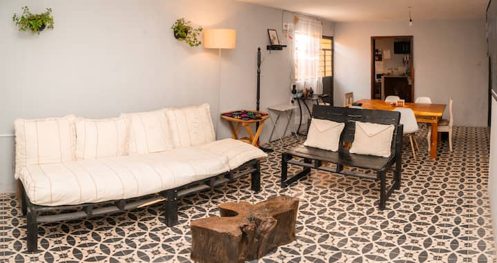 Uma espaçosa sala de estar para que você possa desfrutar de seus filmes favoritos com sua família.
Esta mesma poltrona grande se desdobra para se tornar uma cama de casal com o colchão adicional que está incluído na sua reserva.