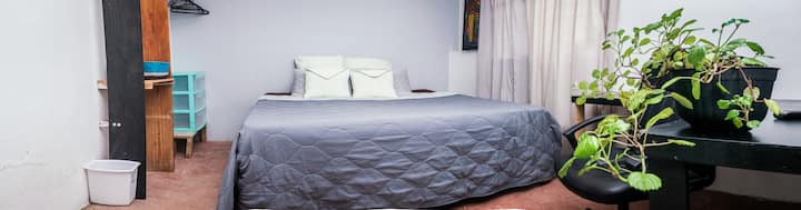 Cama king size nova comprada em julho de 2025. Tudo o que você precisa para ter um descanso confortável.