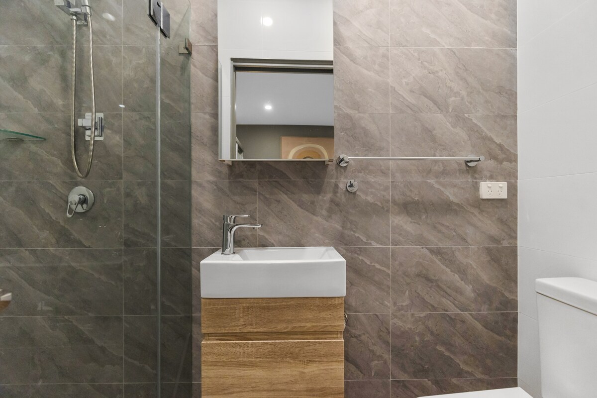 20% off Self-contained studio near train