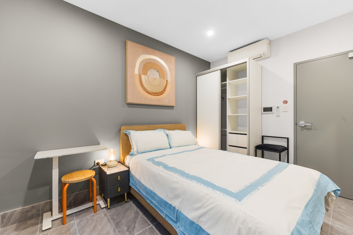 20% off Self-contained studio near train