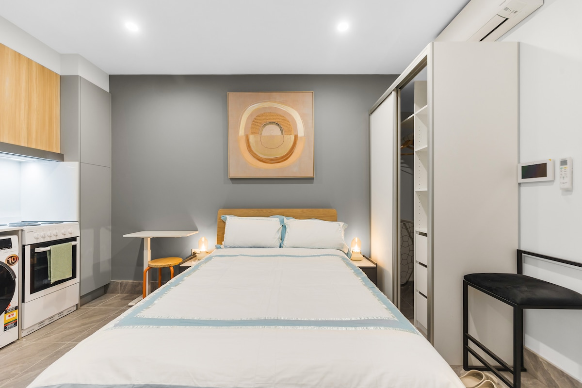 20% off Self-contained studio near train