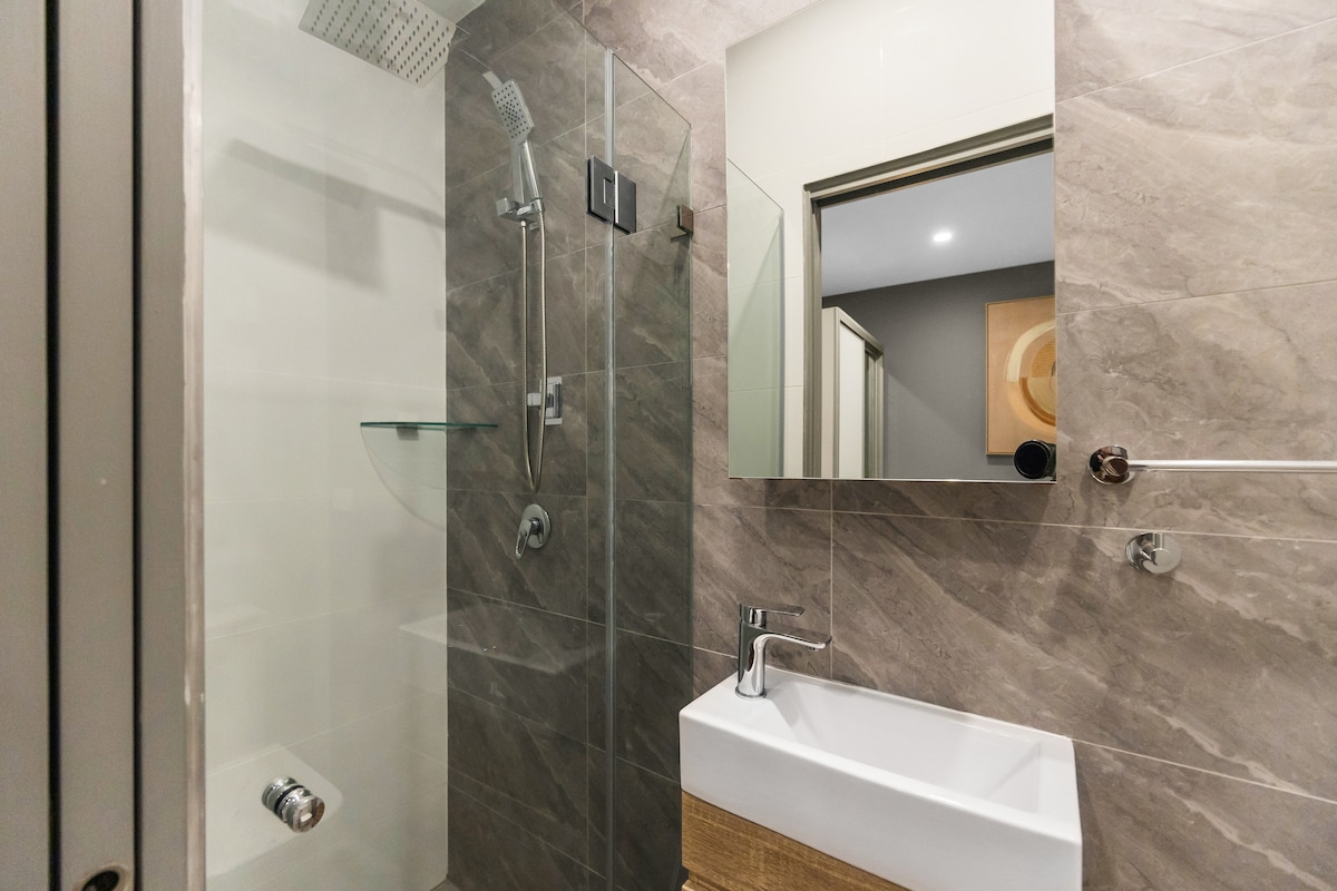 20% off Self-contained studio near train