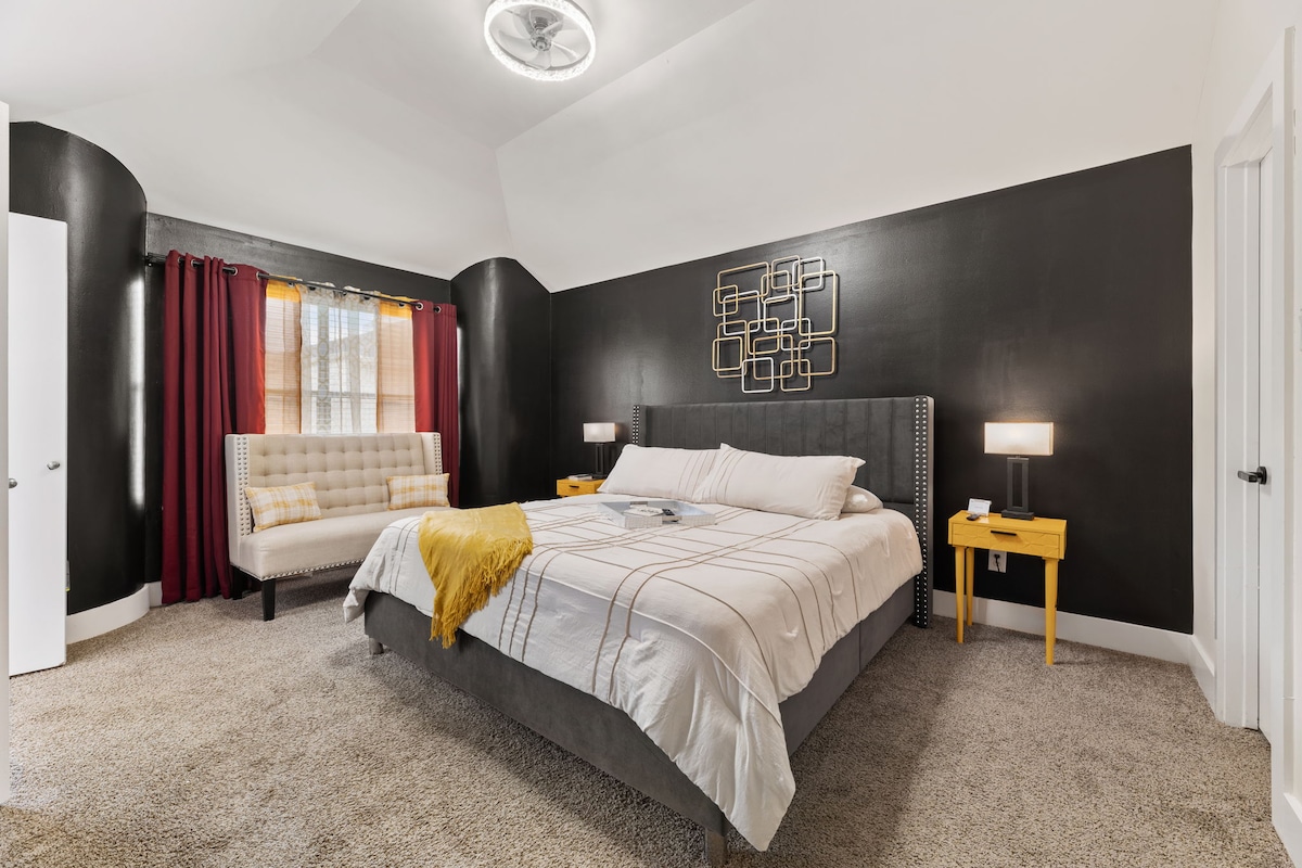 Основна спалня с двойно легло king size и 12 - инчов матрак. Loveseat, дрешник и странични лампи с вградени зарядни устройства за телефони за потребители на Apple и Android.