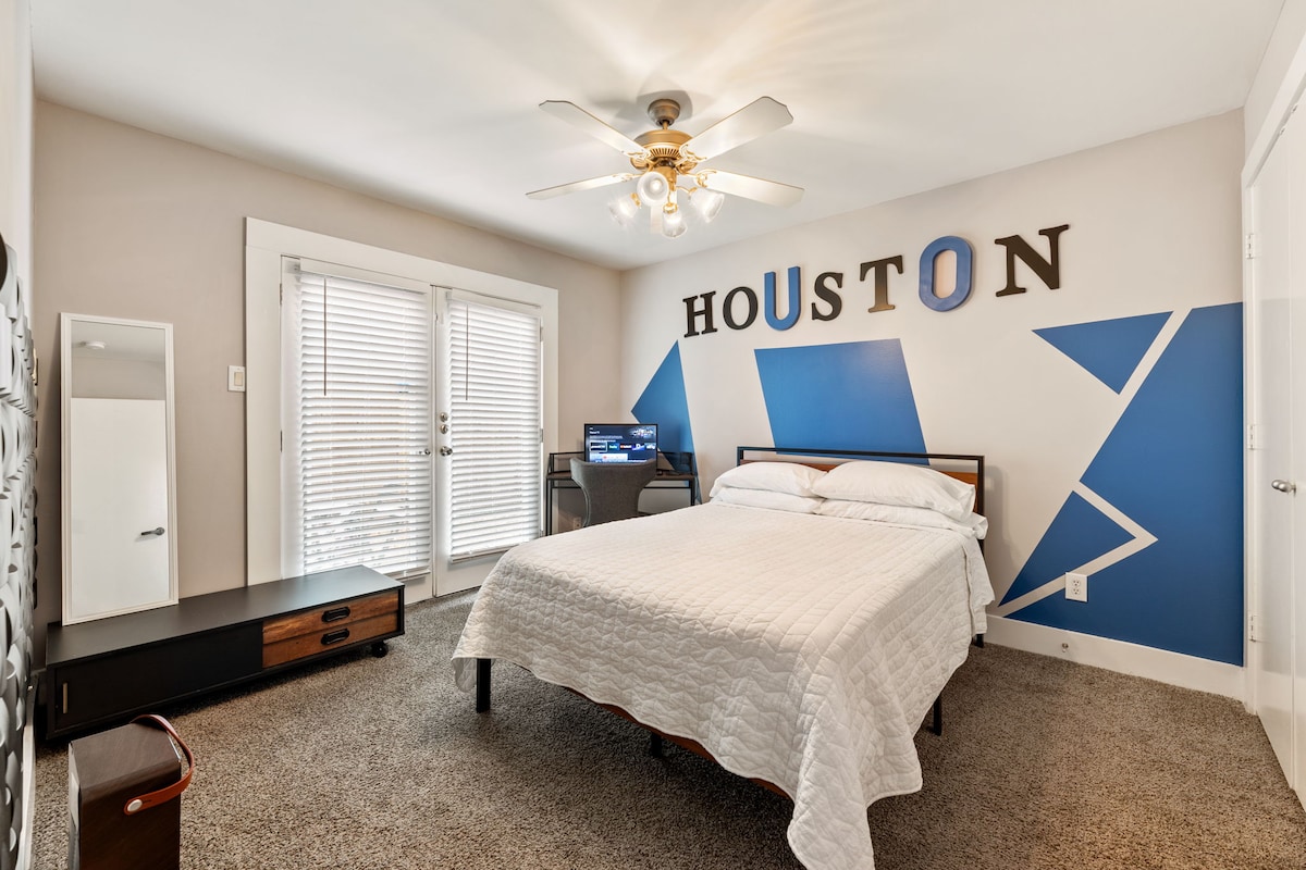 Разходете се до вътрешния двор от тази спалня с пълноразмерно легло с висящи рафтове в килера и малък скрин с 2 чекмеджета. Има бюро за дистанционна работа или гледане на Firestick TV.