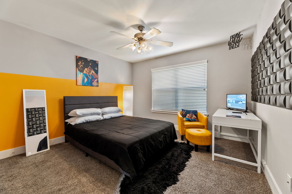 Двойно легло на по - ниско ниво с достатъчно пространство в килера и естествено осветление. Разполага и с бюро за учене и нов вентилатор на тавана.