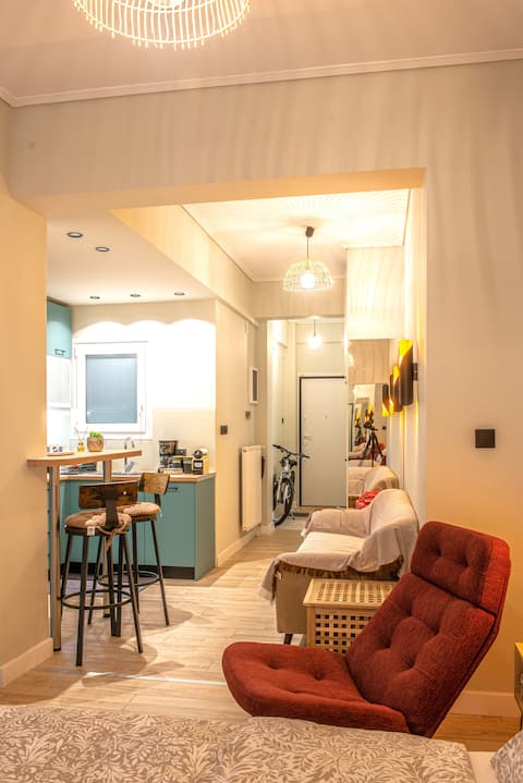 Top performing Airbnb: Ηappy central house in ΒΑΡΝΑΒΑ