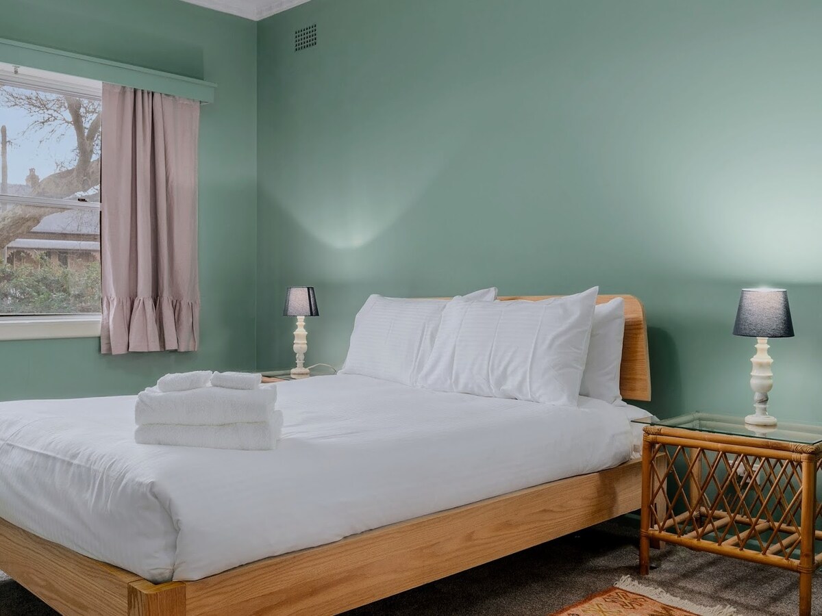 سرير بحجم كوين مع بياضات جديدة وبطانيات كهربائية، غرفة نوم رئيسية مريحة وواسعة مع تدفئة مجاري الهواء.