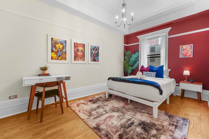 جناح أساسي يتميز بملمس غني وديكور مميز يرفع من تجربة الضيف.