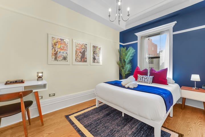 غرفة عصرية مشرقة وجذابة، تتميز هذه المساحة بتفاصيل تصميم جديدة وبياضات سرير فاخرة لنوم هادئ.